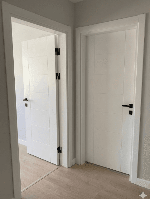 Mat Beyaz CNC Desenli & Siyah Aksesuarlı Modern Oda Kapısı - Görsel 1