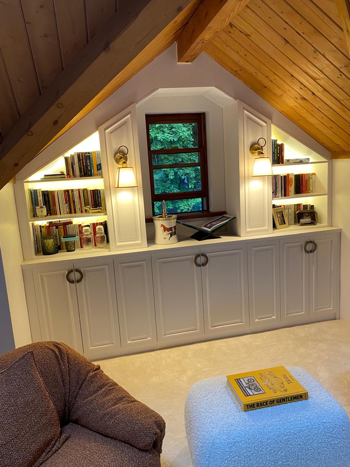 Çatı Katı Özel Tasarım Pencere Önü Kütüphane ve Dolap - Görsel 1