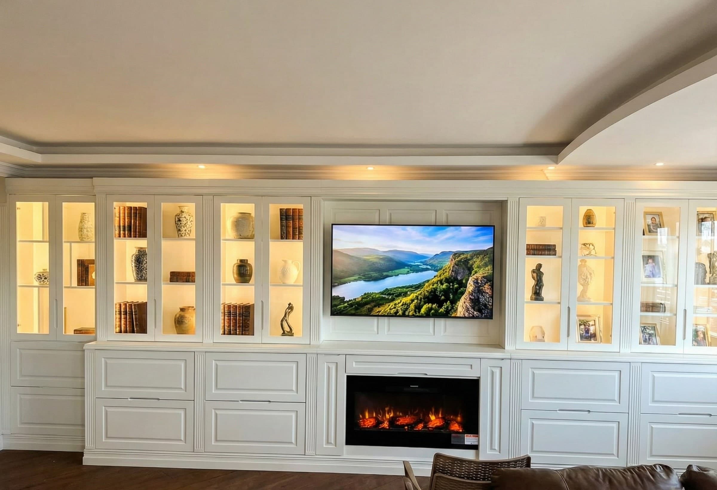 Beyaz Lake Şömineli ve Vitrinli TV Duvar Ünitesi - Görsel 1