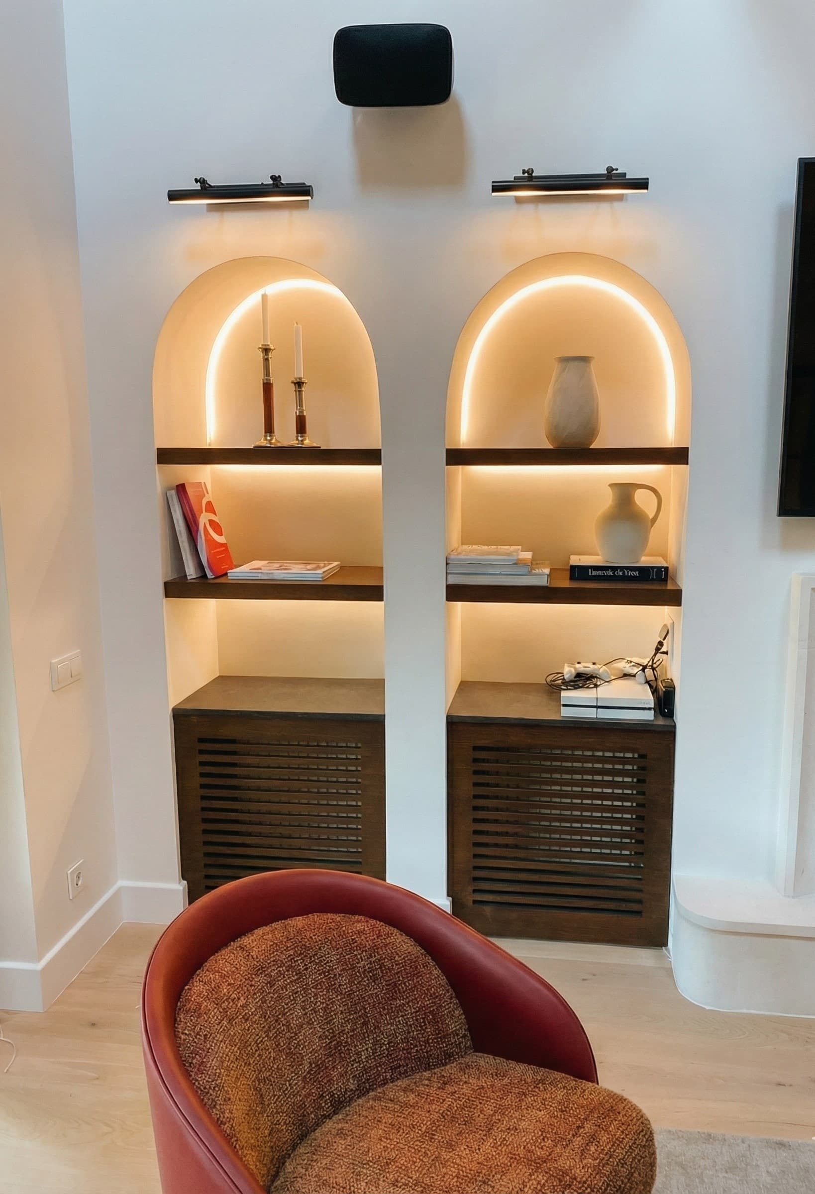 Modern Kemerli ve Entegre LED Aydınlatmalı Lüks Duvar Raf Sistemi - Görsel 1